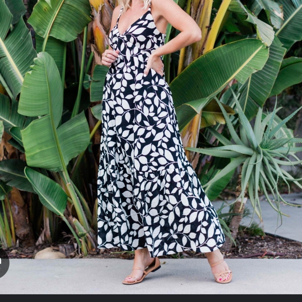 Black and White Sleeveless Maxi Sundress